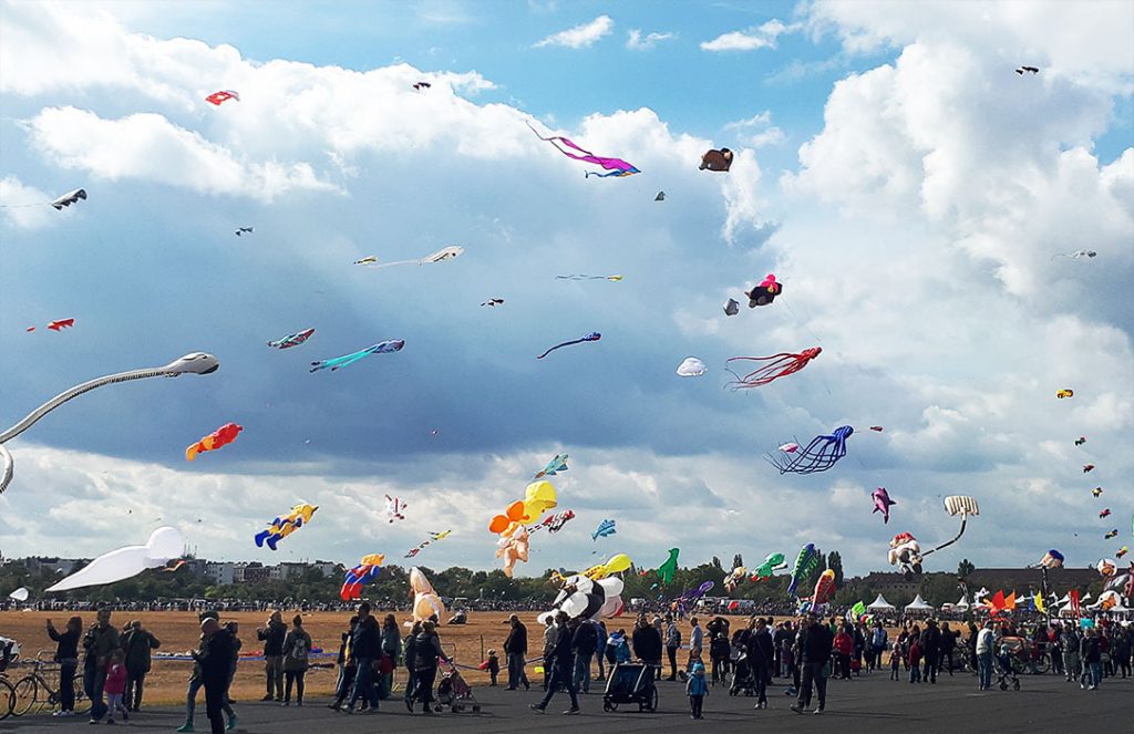 Drachen fliegen auf dem Tempelhofer Feld