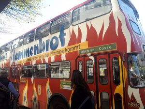 Oldtimer-Bus mit Flammenmotiv