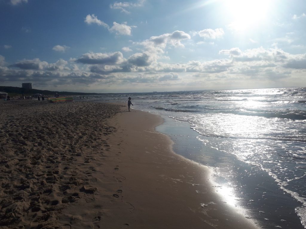 Kind am Strand mit Meer