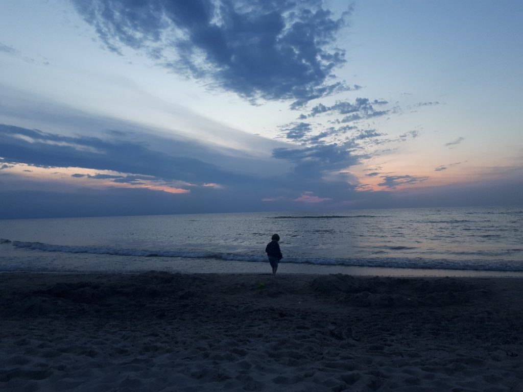 Silouette am Strand nach Sonnenuntergang